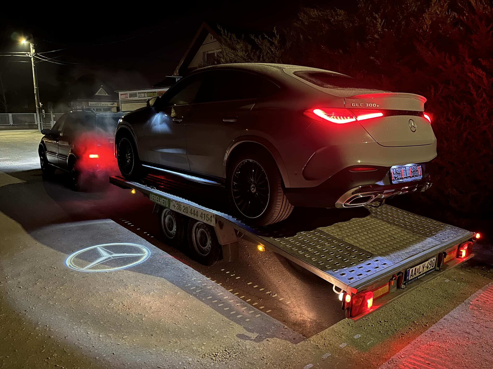 Mercedes GLC coupe autószállító trélerre rakva éjszaka, belföldi szállítás