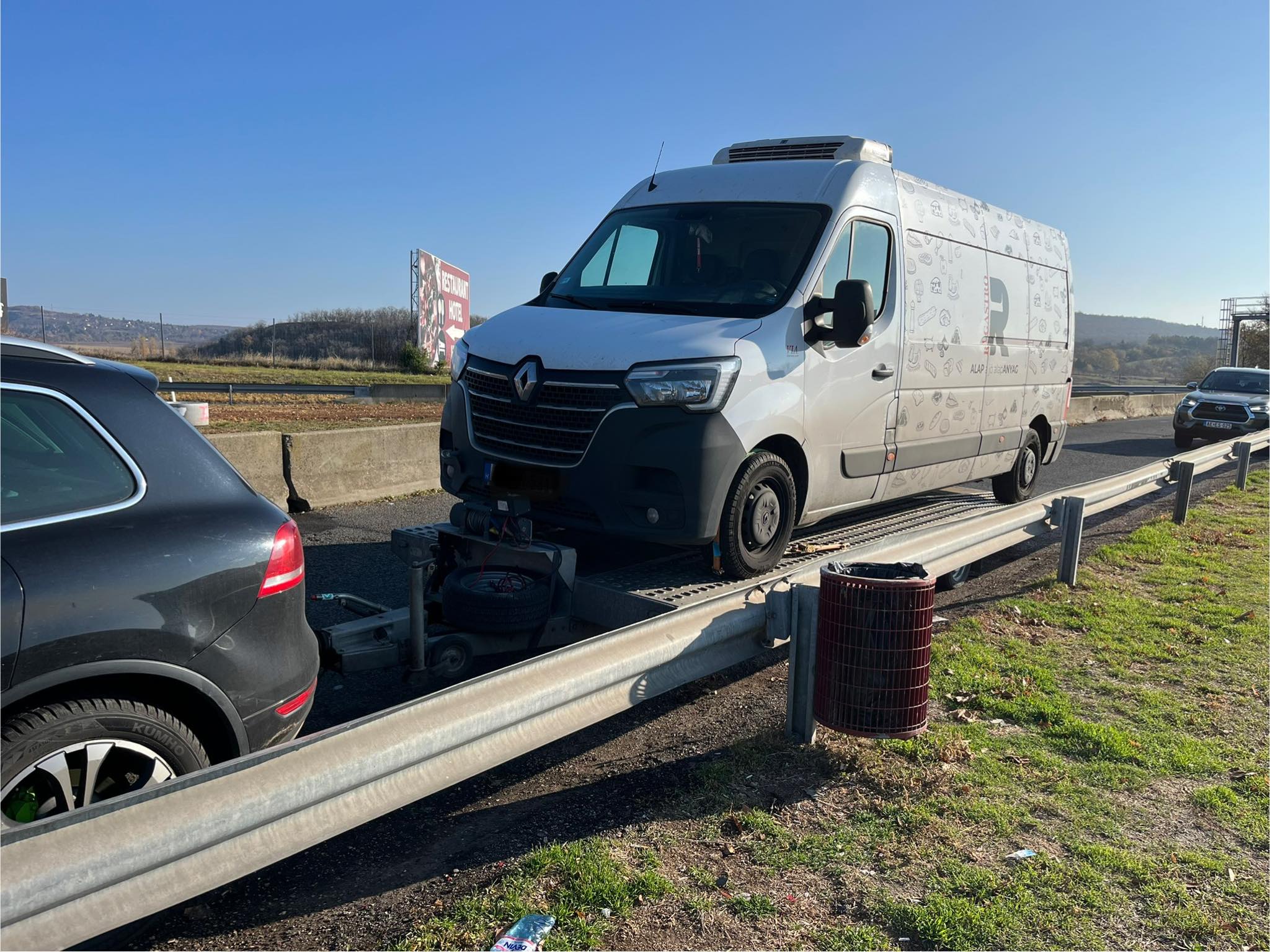 Renault Master furgon autópályán, kisteherautó mentés és szállítás